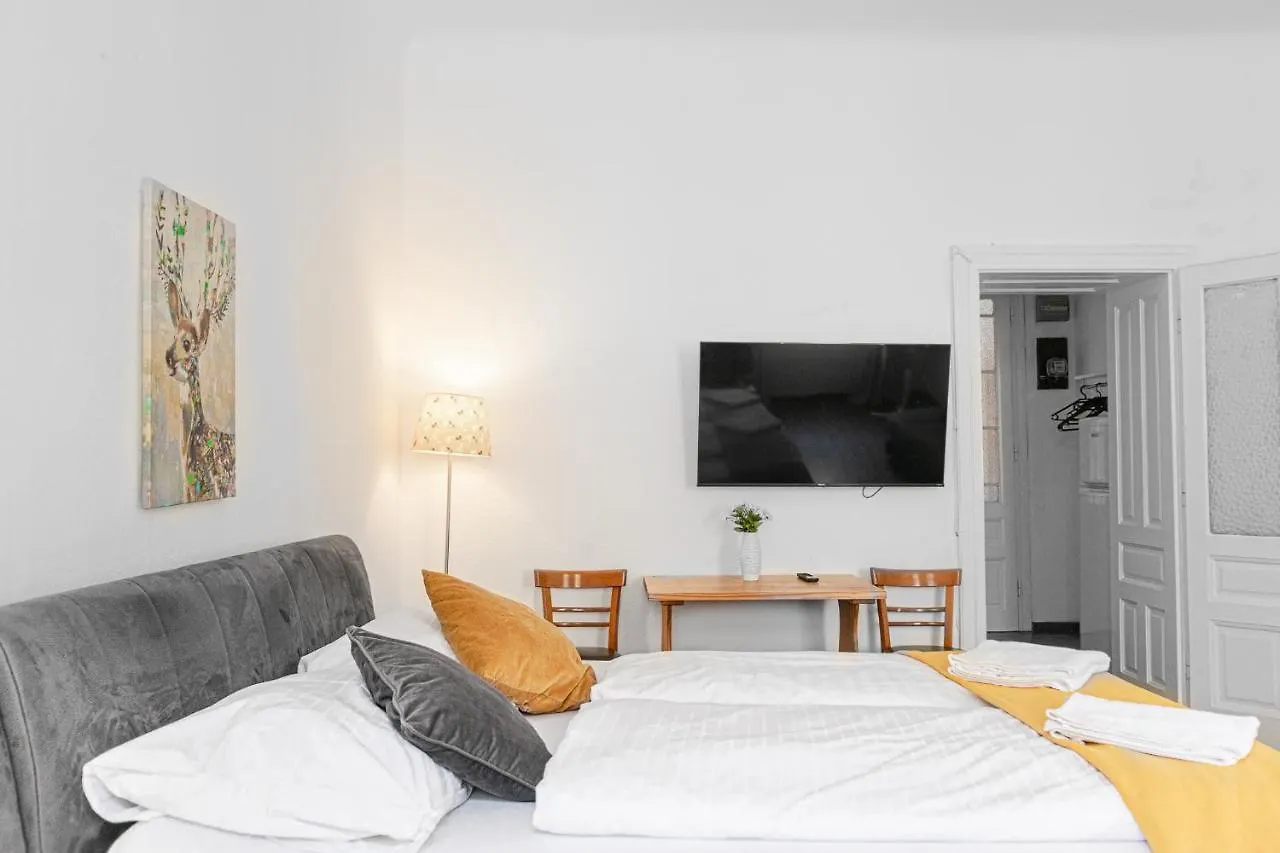 Vivid King Bed Apt - 12 Minutes From City Center Vienna Apartment