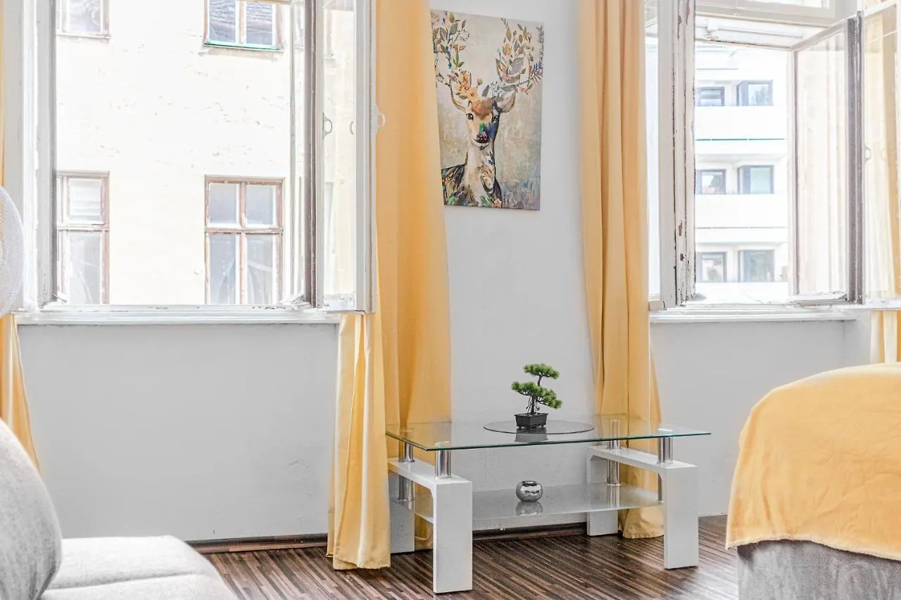 Vivid King Bed Apt - 12 Minutes From City Center Vienna