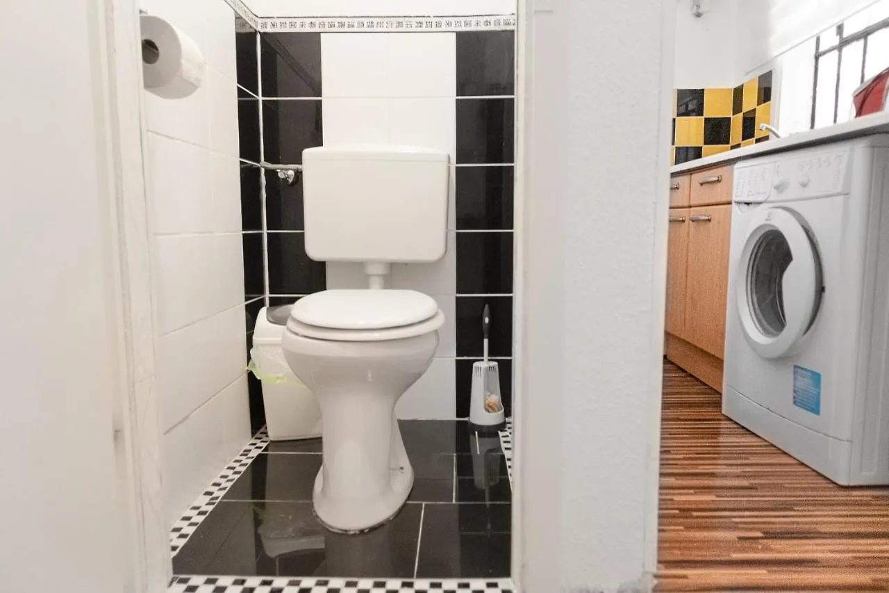 Vivid King Bed Apt - 12 Minutes From City Center Vienna