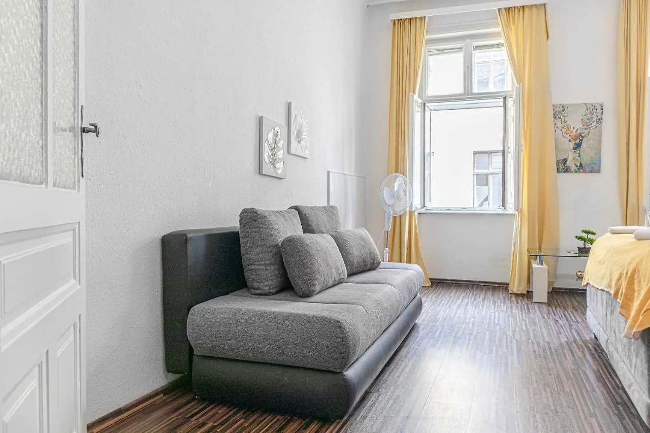 Vivid King Bed Apt - 12 Minutes From City Center Vienna Apartment