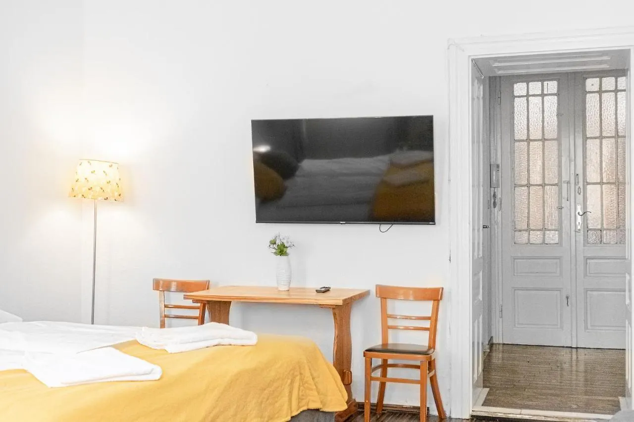 Vivid King Bed Apt - 12 Minutes From City Center Vienna Austria